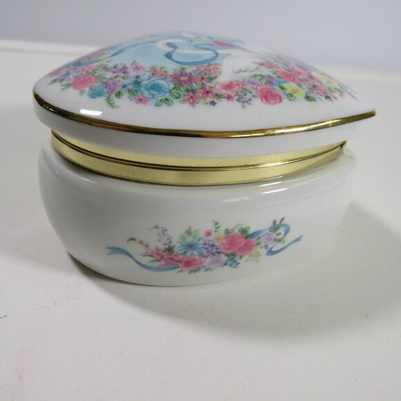 Swan Heart Ceramic Jewelry Box Music Box "Love is a many Splendored Thing" - Picture 4 of 9